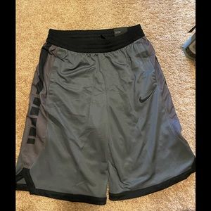 NWT nike standard fit shorts size youth XL